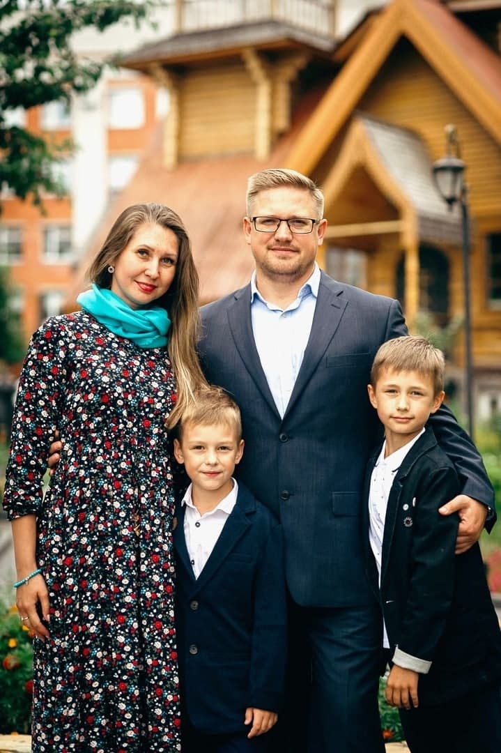 Сергей Смотрин с женой и двумя сыновьями